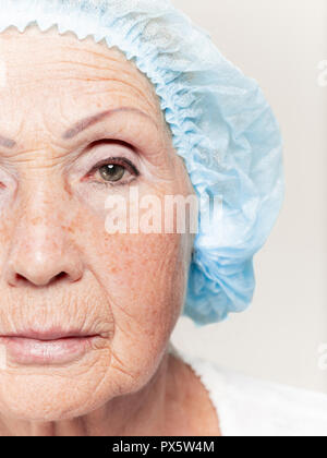Das Gesicht von mittlerem Alter Frau vor Plastische Chirurgie. Ältere weibliche Modell. Plastische Chirurgie, Hebezeuge, altern Konzept Stockfoto