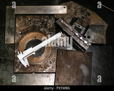 Metallbearbeitung noch Leben - Ansicht von oben aus Stahl Bremssättel auf Metall Werkbank in der Drechslerei Workshop Stockfoto