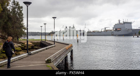 Frau gehen auf eine Promenade entlang der Woolloomooloo Bay und Königlicher botanischer Garten Sydney, NSW, Australien. Stockfoto