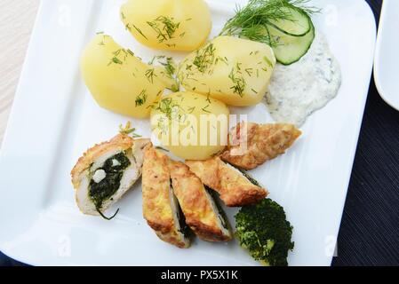 Hähnchenbrustrouladen mit Spinat und Feta Käse Stockfoto