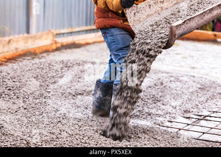 Closeup Schuß von Guss auf die Stärkung der Metal Bars von Boden in der industriellen Baustelle Stockfoto