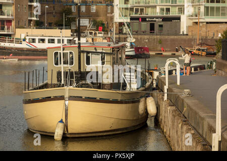 Große Binnenschiff zu einem Liegeplatz auf dem Fußweg rund um den ruhigen, friedlichen Limehouse Basin, London, UK an einem Samstag Nachmittag im Oktober Stockfoto