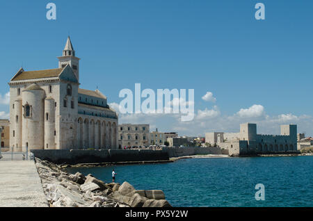 Kathedrale San Nicola Pellegrino (links) und Castello Normanno Svevo (rechts), Trani, Apulien, Italien. Stockfoto