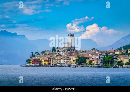 Die historische Stadt Malecesine ist einer der attraktivsten Orte entlang dem Gardasee in Norditalien. Stockfoto