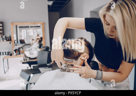 Kerl in der barbercos Stockfoto