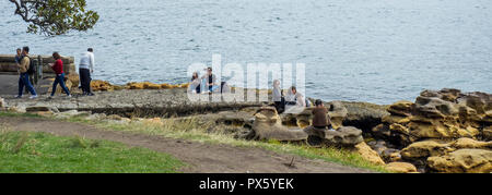 Asiatische Touristen für Fotografien auf sandsteinfelsen Farm Cove im Hafen von Sydney Sydney NSW Australien posieren. Stockfoto