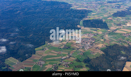 Landwirtschaftliche Felder und Häuser von oben. Luftaufnahme aus einem Flugzeug Fenster. Stockfoto