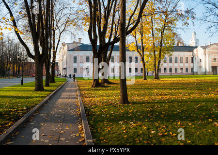 In Weliki Nowgorod, Russland - 17. Oktober 2018. Weliki Nowgorod Kreml Park und nur wenige Touristen in sonniger Herbsttag, Russland. Sunny View von weliki Novgor Stockfoto