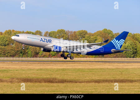 Paris/Frankreich 9. Oktober 2018: Airbus A330 von Azur Landung am Flughafen Paris. Stockfoto