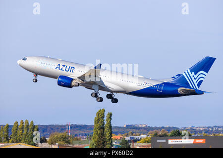 Paris/Frankreich 9. Oktober 2018: Airbus A330 von Azur Landung am Flughafen Paris. Stockfoto