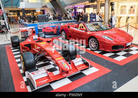 Ferrari fahren, Maremagnum, riesige, Shopping Center, Center, Mall, Einzelhandel, Steckdose, komplexe, Barcelona, Katalonien, Katalonien, Katalonien, Spanien, Spanisch, Stockfoto