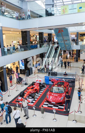 Ferrari fahren, Maremagnum, riesige, Shopping Center, Center, Mall, Einzelhandel, Steckdose, komplexe, Barcelona, Katalonien, Katalonien, Katalonien, Spanien, Spanisch, Stockfoto