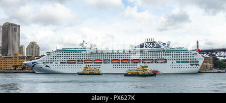 Erste Flotte Klasse Fähren und P&O Pacific Explorer Kreuzfahrtschiff im Hafen an der Internationalen Passagier Terminat am Circular Quay Sydney, NSW, Australien. Stockfoto