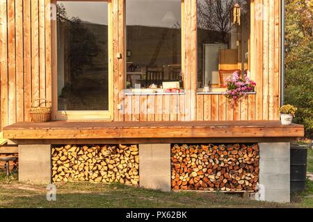 Brennholz für das ökologische Haus. Die Vorbereitung für den Winter. Gespeichert Kraftstoff für den Winter. Lager von Holz Stockfoto