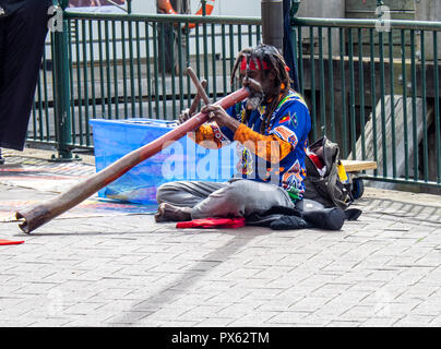 Eingeborenen Aborigines Mann spielt das Didgeridoo Musical Instrument in Circular Quay Sydney, NSW, Australien. Stockfoto