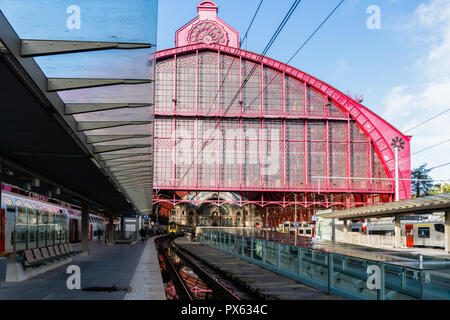 2018-10-01, Antwerpen, Belgien: Ein riesiges Gewölbe der Zug Der Hauptbahnhof von Antwerpen wurde von dem Architekten J. Van Asperen eine konzipiert Stockfoto