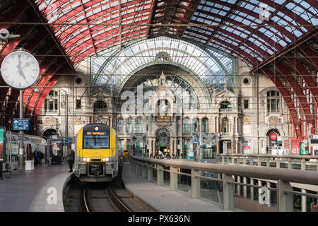 2018-10-01, Antwerpen, Belgien: Monumentale zug Halle der Hauptbahnhof von Antwerpen mit Plattform, Uhr und Zug zur Abfahrt bereit. Alle durch die h Stockfoto