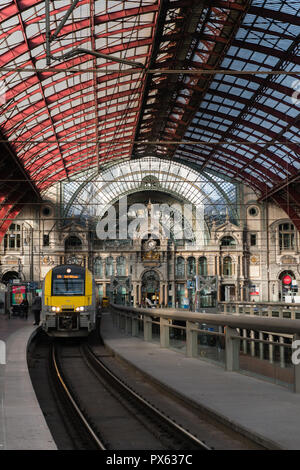 2018-10-01, Antwerpen, Belgien: Monumentale zug Halle Antwerpen Hauptbahnhof mit dem Zug zur Abfahrt bereit. Alle durch die riesigen Eisen und Glas v abgedeckt Stockfoto