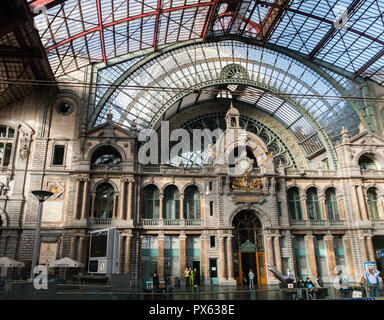 2018-10-01, Antwerpen, Belgien: Monumentale zug Halle der Hauptbahnhof von Antwerpen mit Uhr und Antwerpen Wappen, und die Verbindung zu den Bahnsteigen cov Stockfoto