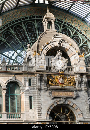 2018-10-01, Antwerpen, Belgien: Uhr, 17 Uhr und Antwerpen Wappen, in der monumentalen im Wartesaal des Antwerpener Hauptbahnhof Interieur. Belgien. Stockfoto