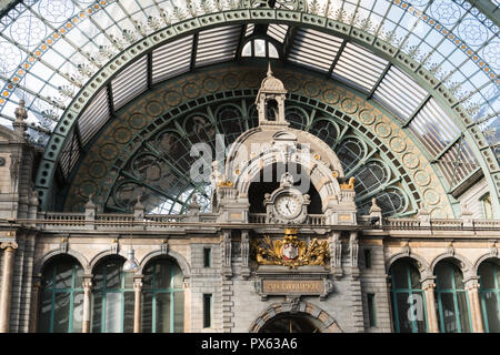 2018-10-01, Antwerpen, Belgien: Uhr, 17 Uhr und Antwerpen Wappen, in der monumentalen im Wartesaal des Antwerpener Hauptbahnhof Interieur. Belgien. Stockfoto