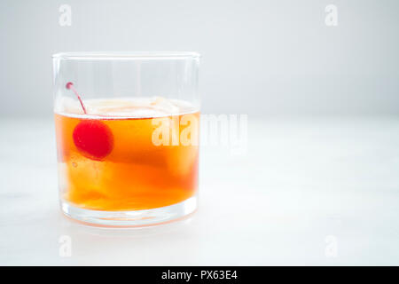 Manhattan Cocktail mit Kirsche garnieren Stockfoto