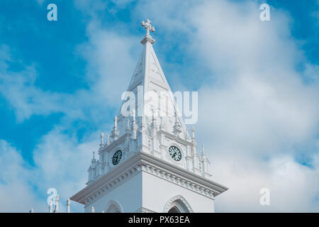 Weiße Kirche Turm auf blauen Himmel Hintergrund - Stockfoto