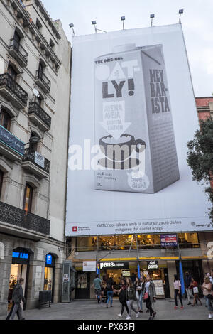 Riesige, Werbung, Werbung, Banner, Poster, für, Oatley, a, Schwedische, Hafer, Trinken, Barista, in, der, Gothic, Viertel, Barrio Gothic, der, Barcelona, Katalonien, Spanien, Stockfoto