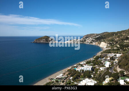 Luftaufnahme von Maronti Strand und Sant'Angelo in Insel Ischia, Neapel, Italien Stockfoto