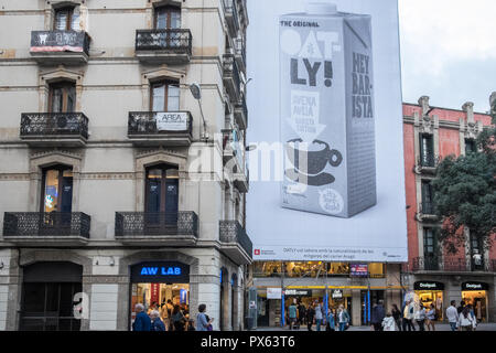 Riesige, Werbung, Werbung, Banner, Poster, für, Oatley, a, Schwedische, Hafer, Trinken, Barista, in, der, Gothic, Viertel, Barrio Gothic, der, Barcelona, Katalonien, Spanien, Stockfoto