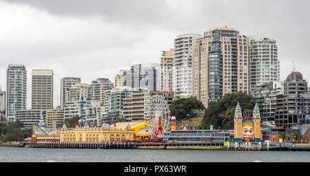 Luna Park Vergnügungspark am Milsons Point an der Küste von Sydney Harbour und Stadtbild und die Skyline von North Sydney NSW Australien. Stockfoto