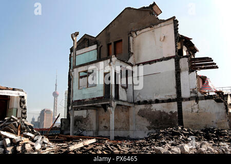 Die restlichen Wände eines teilweise zerstörtes Haus in Shanghai das Puxi-viertel. Stockfoto