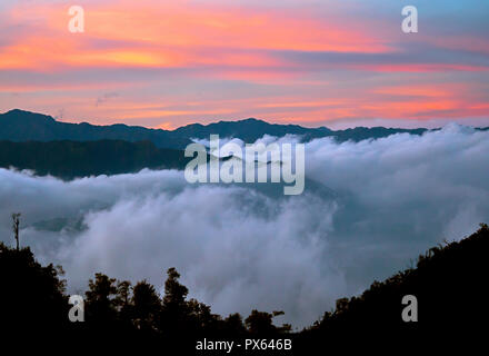 Sonnenuntergang über den Bergen in Me Cang Chai, Yen Bai Provinz, im nordwestlichen Teil von Vietnam. Stockfoto