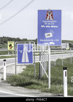 Autobahn- Vignette Pflicht, Verkehrsschild Stop und ausgestreckte Hand, falsche Fahrtrichtung Stockfoto