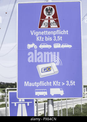 Schild an der Autobahn Vignette Pflicht Stockfoto