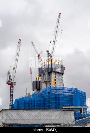 Kräne und Gerüste rund um die konkrete aufzugsschächten der neuen Crown Casino und Hotel Entwicklung Barangaroo Sydney, NSW, Australien. Stockfoto