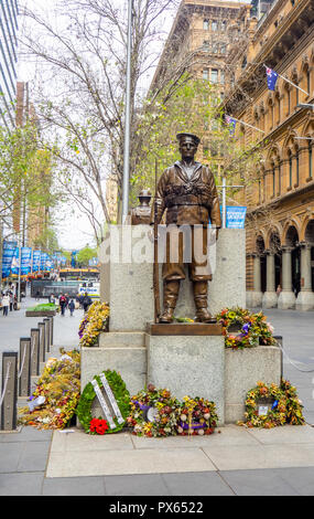 Kränze an der Basis der Bronzestatue eines Matrosen zum Gedenken an ANZAC Day in Martin Place Sydney NSW Australien platziert. Stockfoto