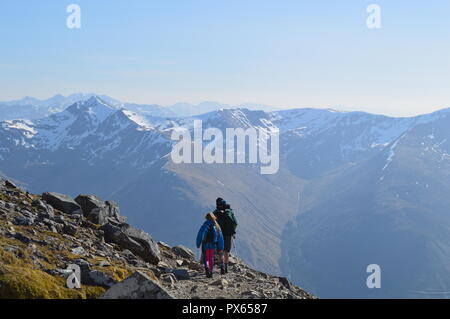 Mann und Kind absteigend Ben Nevis, Schottland, Großbritannien. Stockfoto