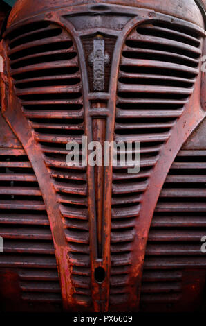 Detailansicht der vorderen Grill auf einem alten verlassenen Truck zeigt die reiche Patina in der abgenutzt Farbe Stockfoto