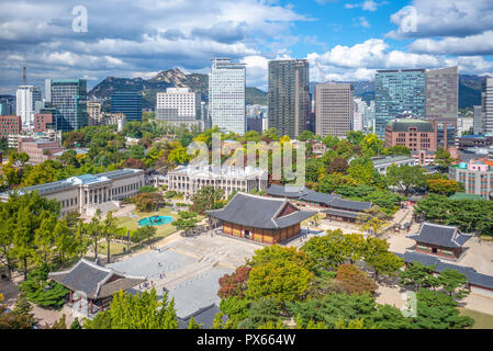 Skyline von Seoul und Deoksugung Palast in Korea Stockfoto