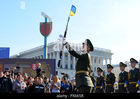 Kiew, Ukraine. 14 Okt, 2018. Soldaten der Ehrengarde der Ukraine führen Übungen mit Waffen während einer Prozession der Verteidiger der Ukraine in Kiew Quelle: Aleksandr Gusew/Pacific Press/Alamy Leben Nachrichten markieren Stockfoto