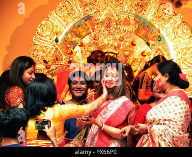 Kolkata, Indien. Okt, 2018 19. Bengalische Schauspielerin Koyel Mallick (Mitte) nimmt Teil an sindoor khela auf Vijaya Dasami der letzte Tag der Durga Puja Festival. Credit: Saikat Paul/Pacific Press/Alamy leben Nachrichten Stockfoto