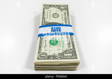 Stapel von einem Dollar Rechnungen mit $ 100 Papier Währung Gurt. Stockfoto