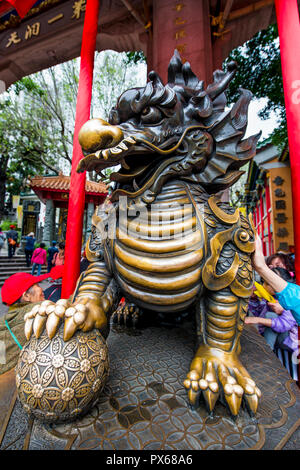 Das Berühren der Drache für gutes Glück an Sik Sik Yuen Wong Tai Sin Tempel, Kowloon, Hong Kong, China. Stockfoto