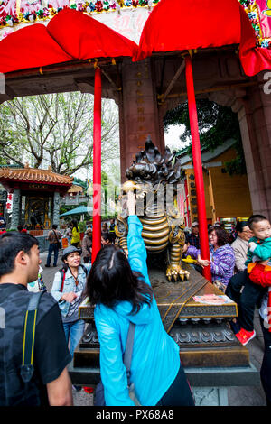 Das Berühren der Drache für gutes Glück an Sik Sik Yuen Wong Tai Sin Tempel, Kowloon, Hong Kong, China. Stockfoto