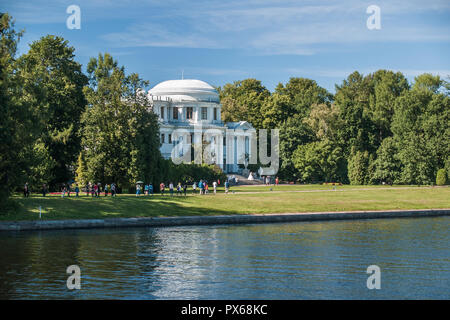 St. Petersburg, Russland, August 2018: Elagin Insel, Park Besucher auf das Feld vor der Elagin Palace, srednyaya Nevka Fluss Stockfoto