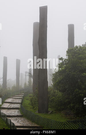 Hohen hölzernen Stelen an der Weisheit Pfad, Lantau Island, Hong Kong, China. Stockfoto