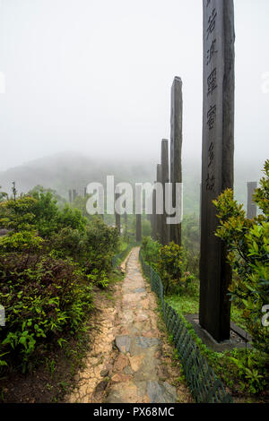 Hohen hölzernen Stelen an der Weisheit Pfad, Lantau Island, Hong Kong, China. Stockfoto