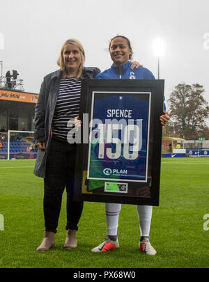 Zeichnete Spence von Chelsea erhält eine gerahmte 150 Shirt von Chelsea Manager Emma Hayes, als Sie 150 Erscheinungsbild für den Verein während der FAWSL Match gemacht hat Stockfoto