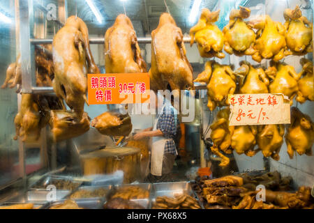 Hähnchenfleisch butcher shop in Nelson Street Market, Mongkok, Kowloon, Hong Kong, China. Stockfoto